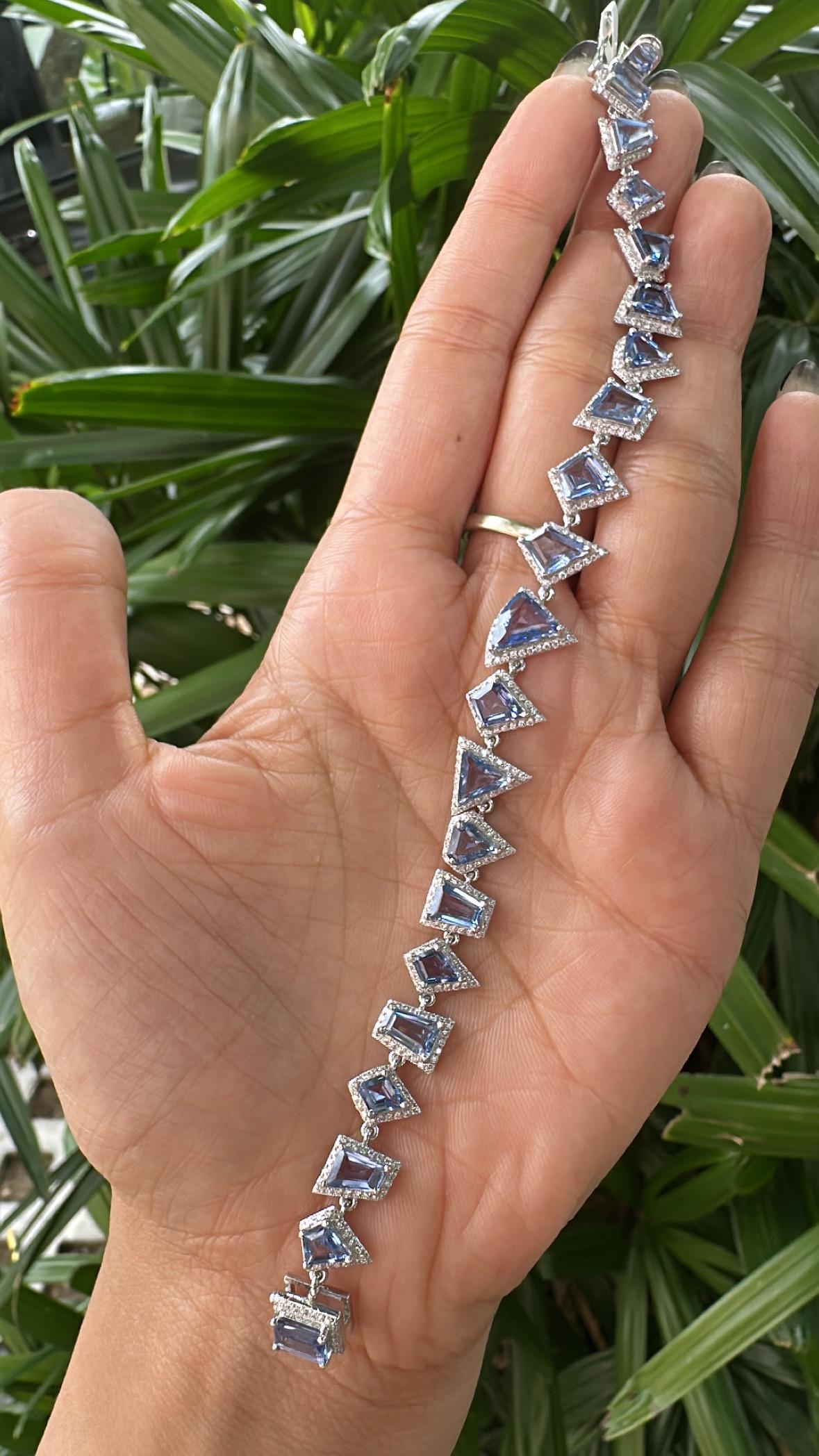 Pulsera moderna engastada en oro de 18 quilates, 12,83 quilates, zafiros azules de Ceilán y diamantes en venta 3