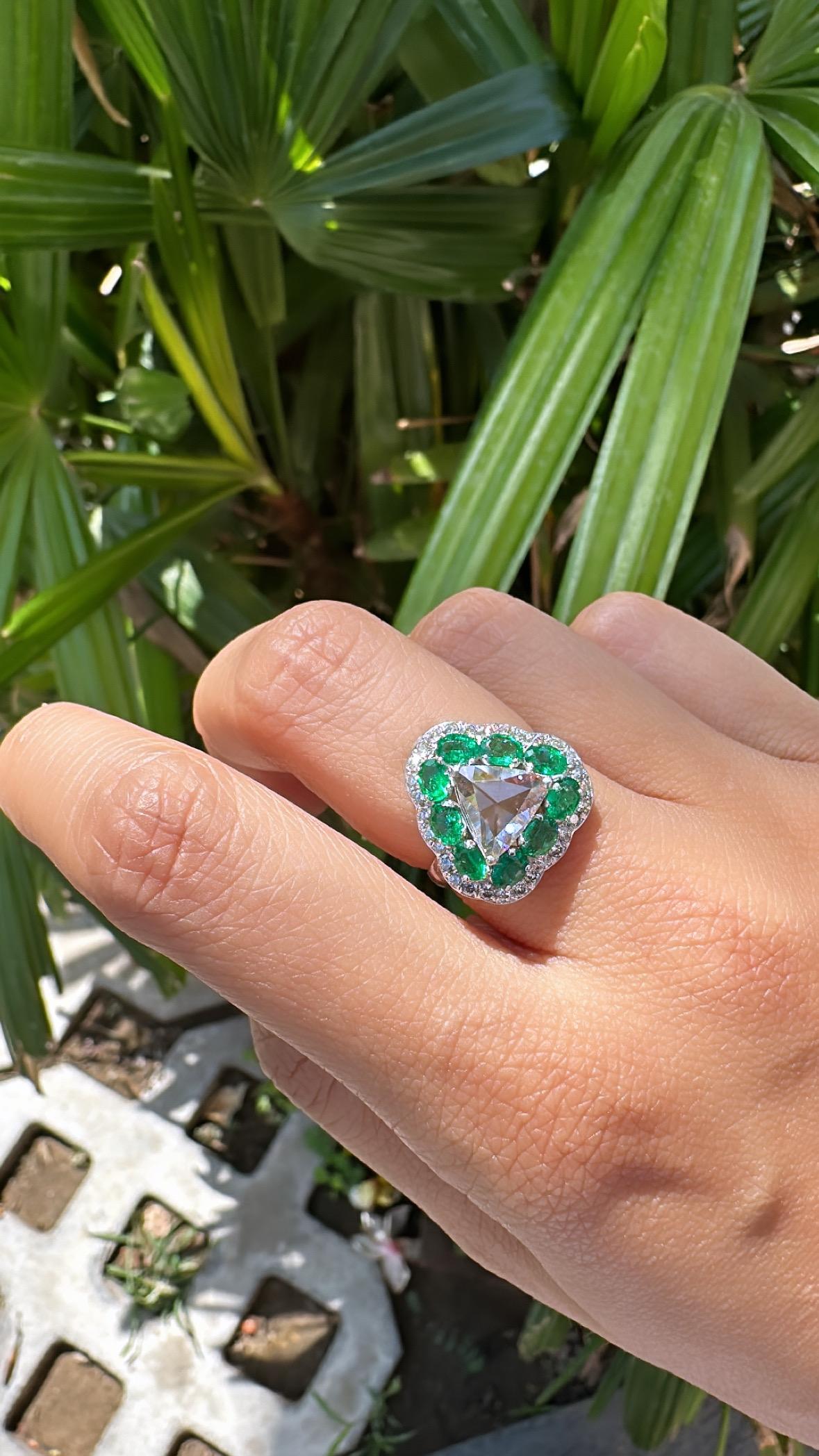 Women's or Men's Set in 18K Gold, 1.31 carat Emerald & Rose Cut Diamonds Engagement Ring