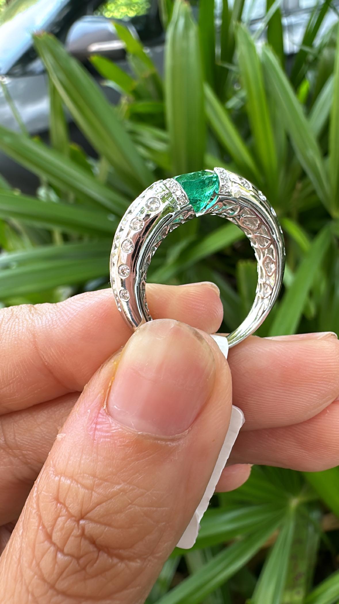 Ein sehr schöner Smaragd Verlobungsring in 18K Weißgold und natürlichen Diamanten. Das Gewicht des ovalen Smaragds beträgt 1.32 Karat. Der Smaragd ist völlig natürlich, unbehandelt und stammt aus Sambia. Das Gewicht der Diamanten beträgt 0,87 Karat.