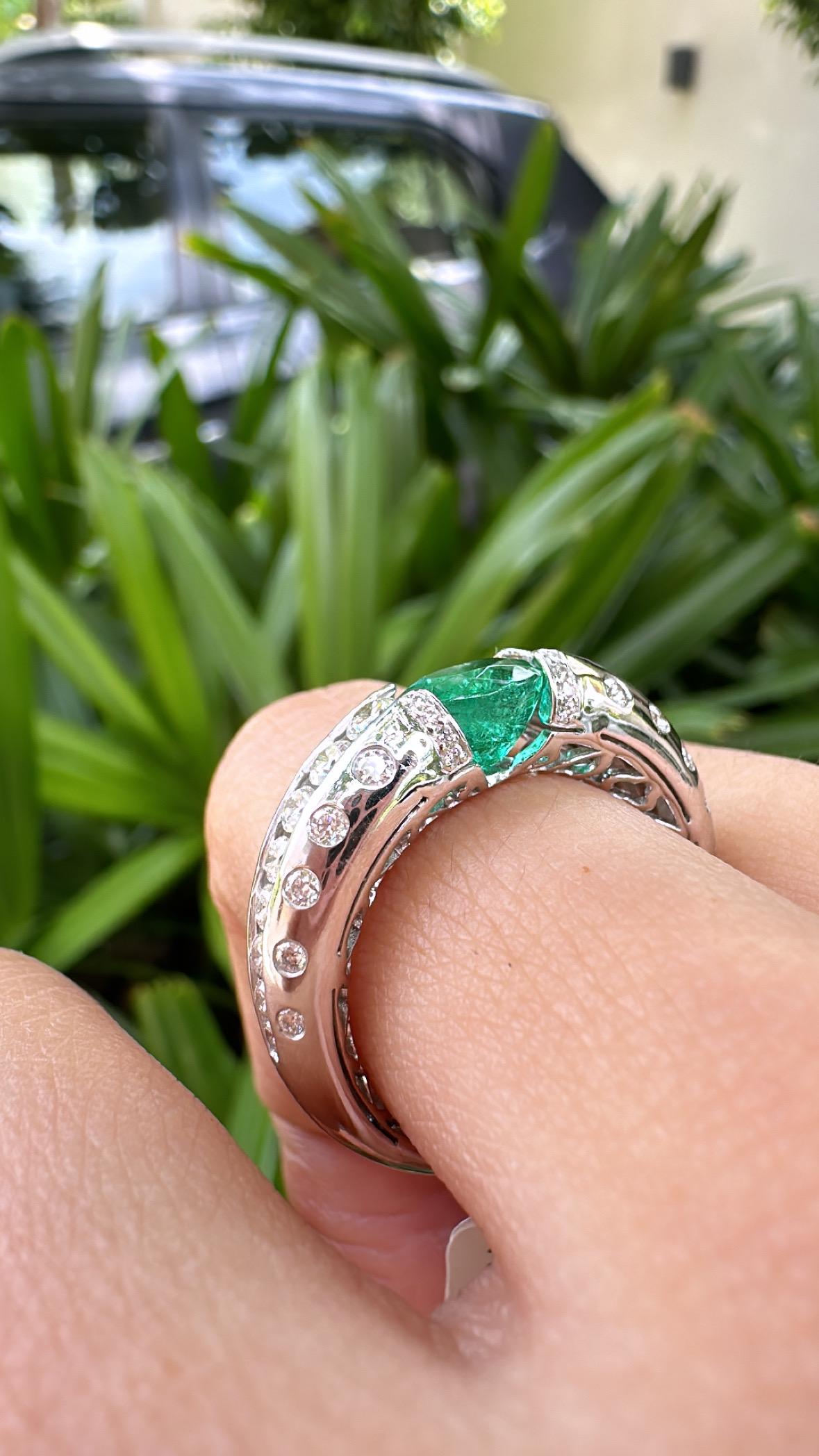 Verlobungsring aus 18 Karat Gold, 1,32 Karat, natürlichem sambischem Smaragd und Diamanten (Moderne)