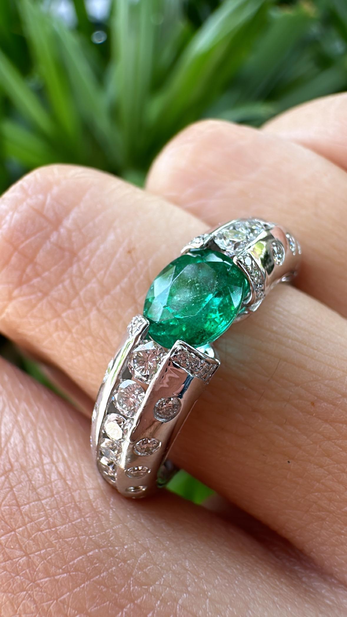 Verlobungsring aus 18 Karat Gold, 1,32 Karat, natürlichem sambischem Smaragd und Diamanten (Ovalschliff)