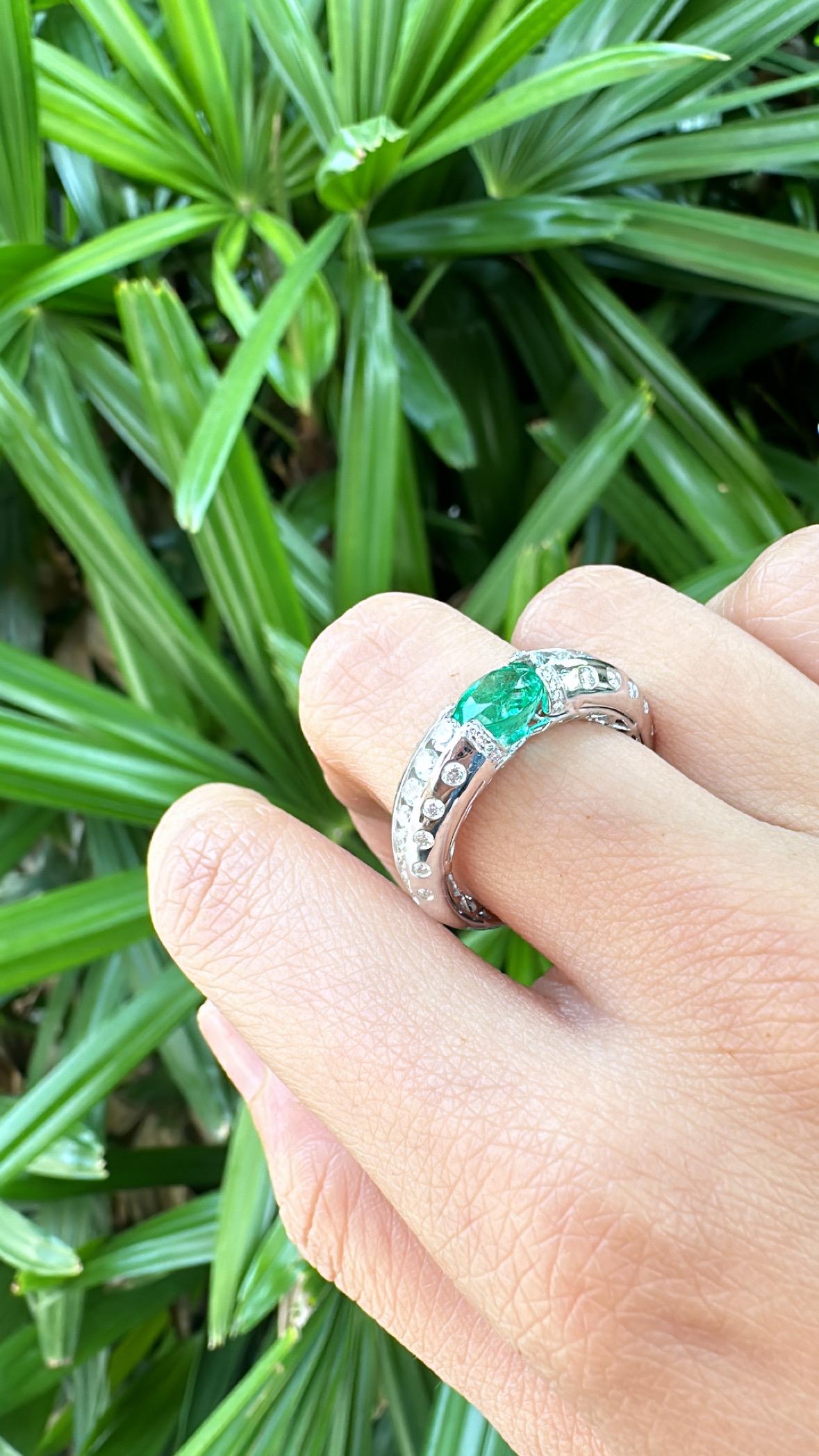 Verlobungsring aus 18 Karat Gold, 1,32 Karat, natürlichem sambischem Smaragd und Diamanten im Zustand „Neu“ in Hong Kong, HK