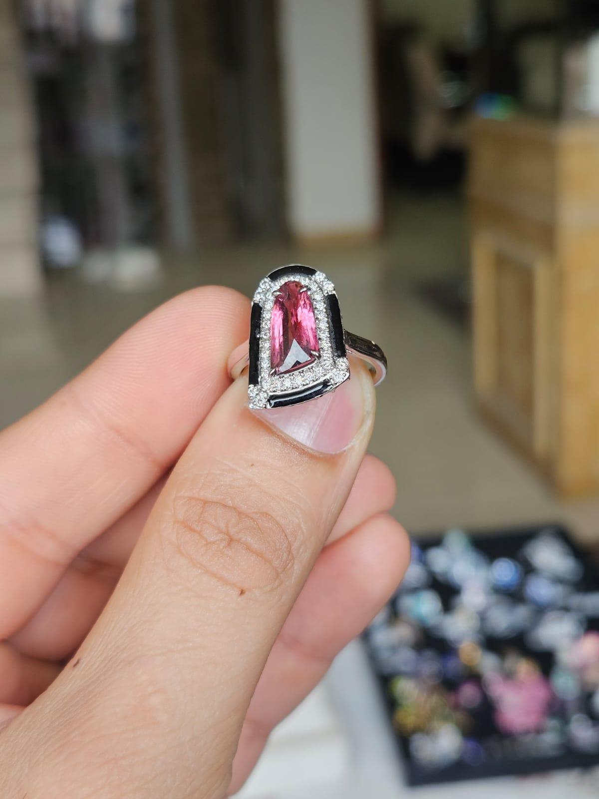 Très belle bague cocktail de style Art déco en or blanc 18 carats et diamants naturels, ornée de tourmaline et d'émail noir. Le poids de la tourmaline est de 1,33 carats. Le poids des diamants est de 0,25 carats. Le poids net de l'or 18 carats est
