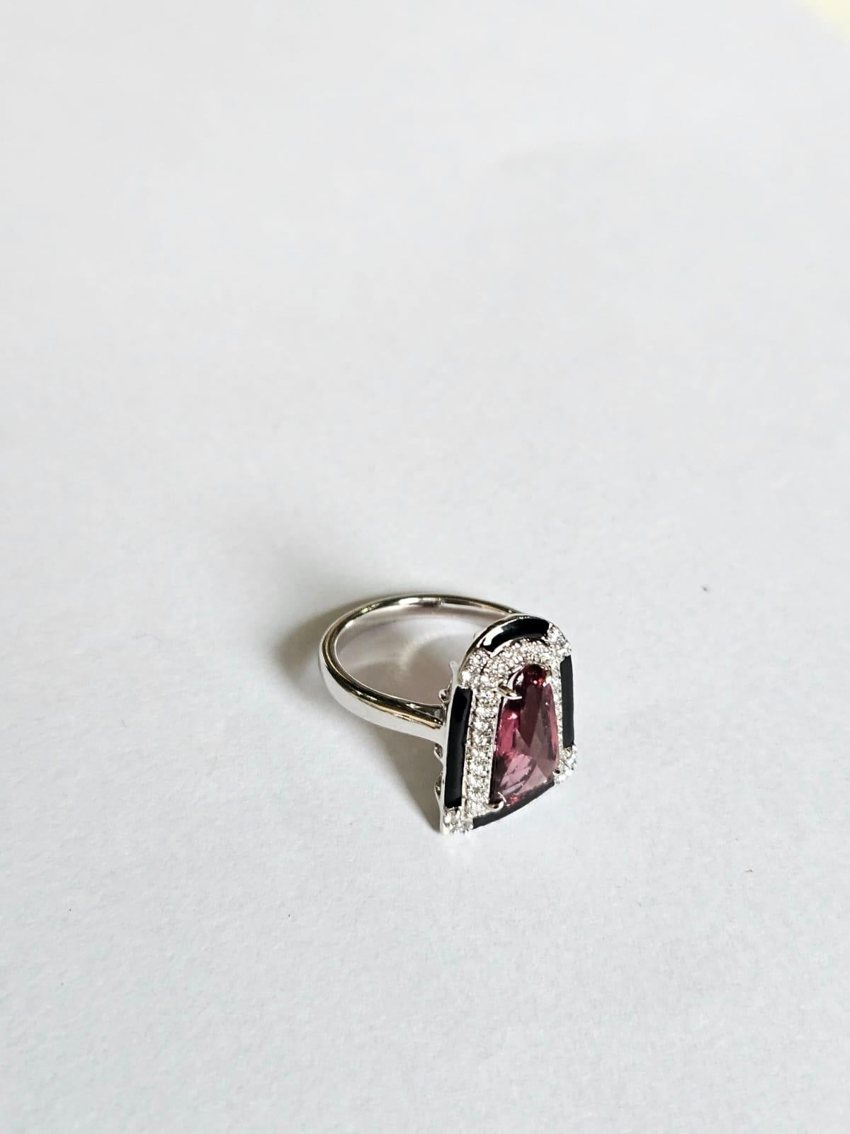 Taille ronde Bague cocktail en or 18 carats, 1,33 carats, tourmaline, émail noir et diamants en vente