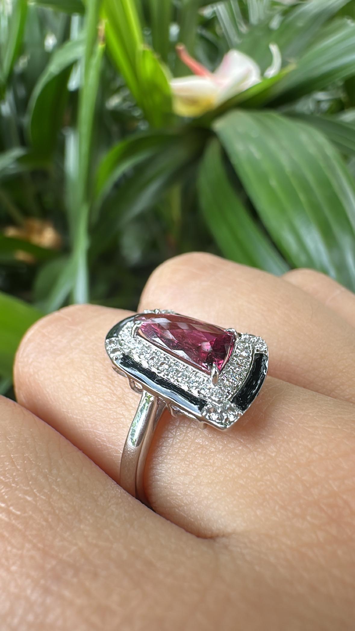 Bague cocktail en or 18 carats, 1,33 carats, tourmaline, émail noir et diamants Unisexe en vente