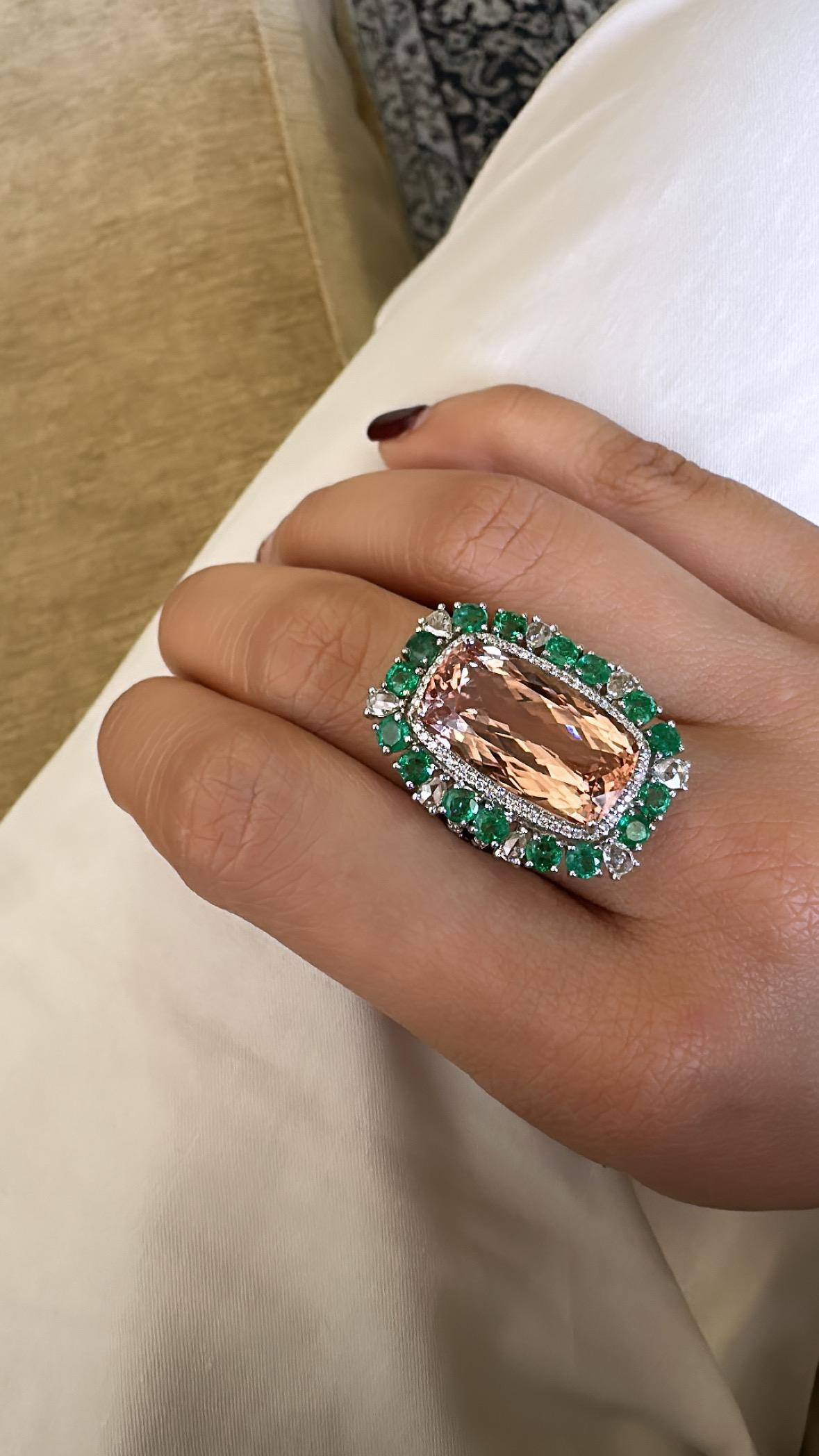 Set in 18K Gold, 13.37 carat Morganite, Emerald & Rose cut Diamond Cocktail Ring For Sale 4