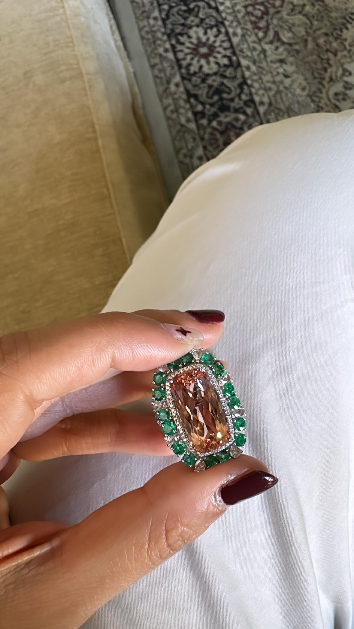 Set in 18K Gold, 13.37 carat Morganite, Emerald & Rose cut Diamond Cocktail Ring For Sale 1