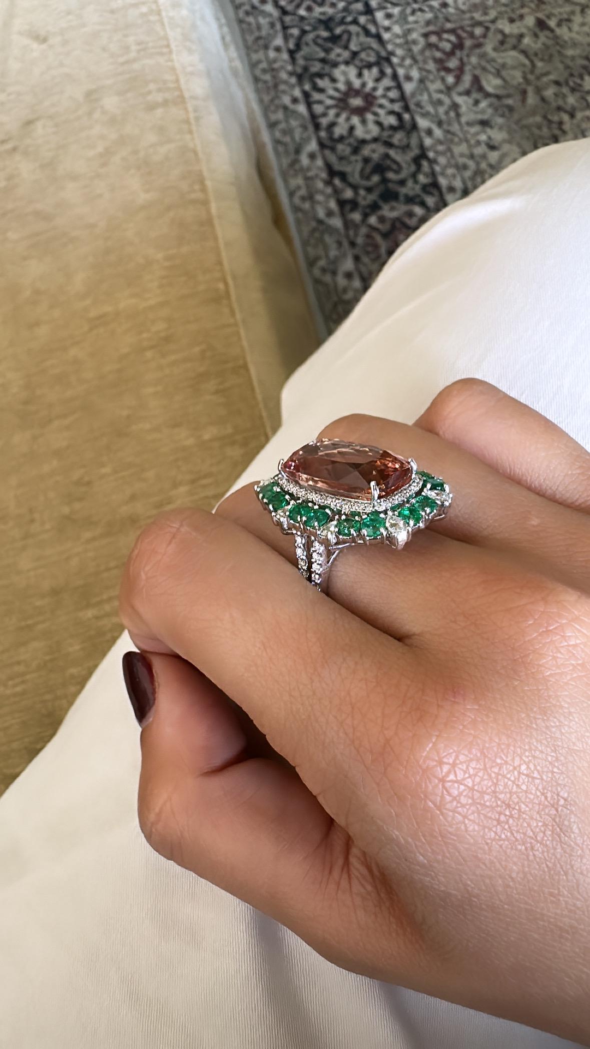 Set in 18K Gold, 13.37 carat Morganite, Emerald & Rose cut Diamond Cocktail Ring For Sale 2