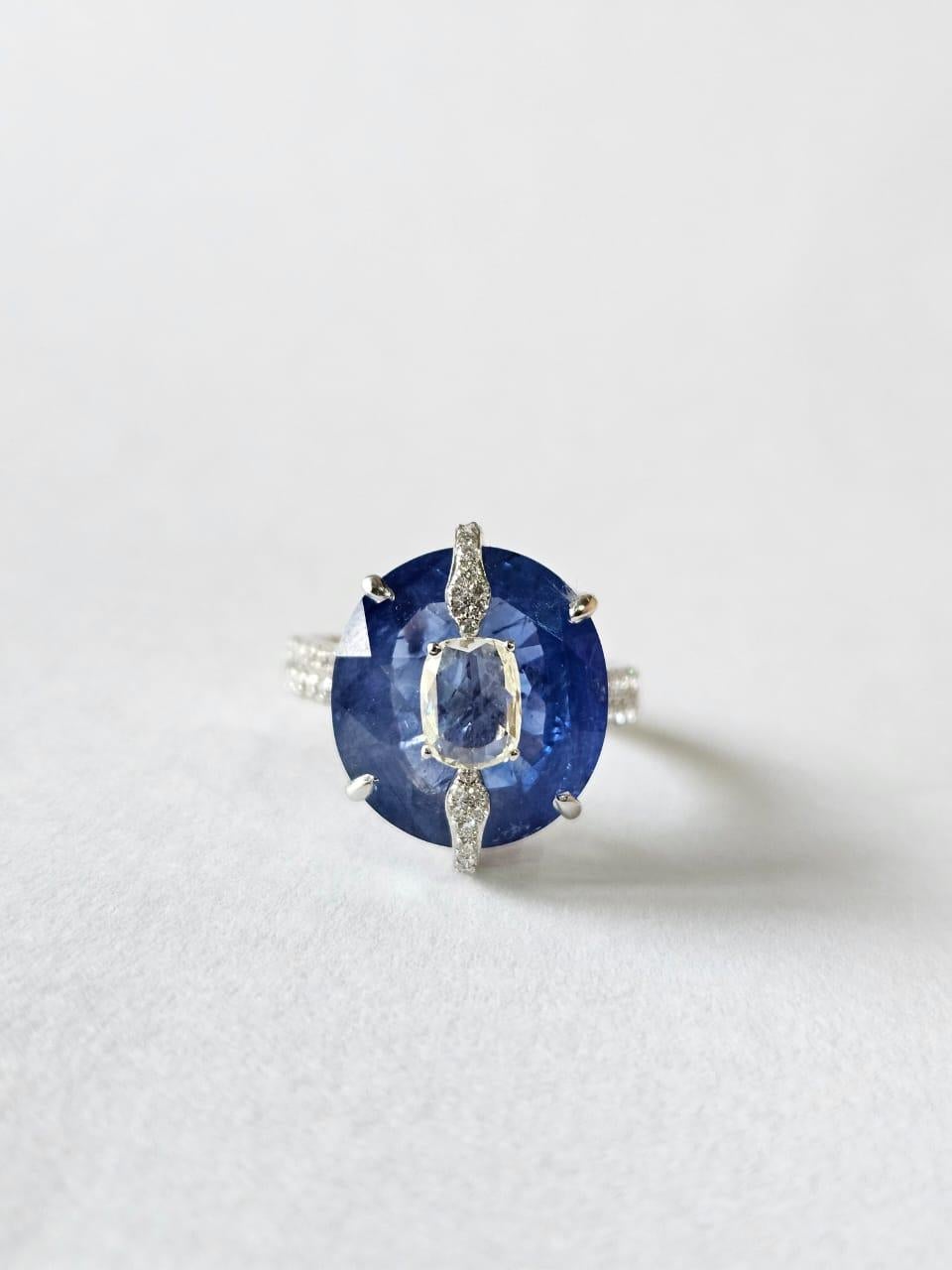 Set in 18K Gold, 13.38 carats, Blue Sapphire & Rose Cut Diamonds Engagement Ring In New Condition For Sale In Hong Kong, HK