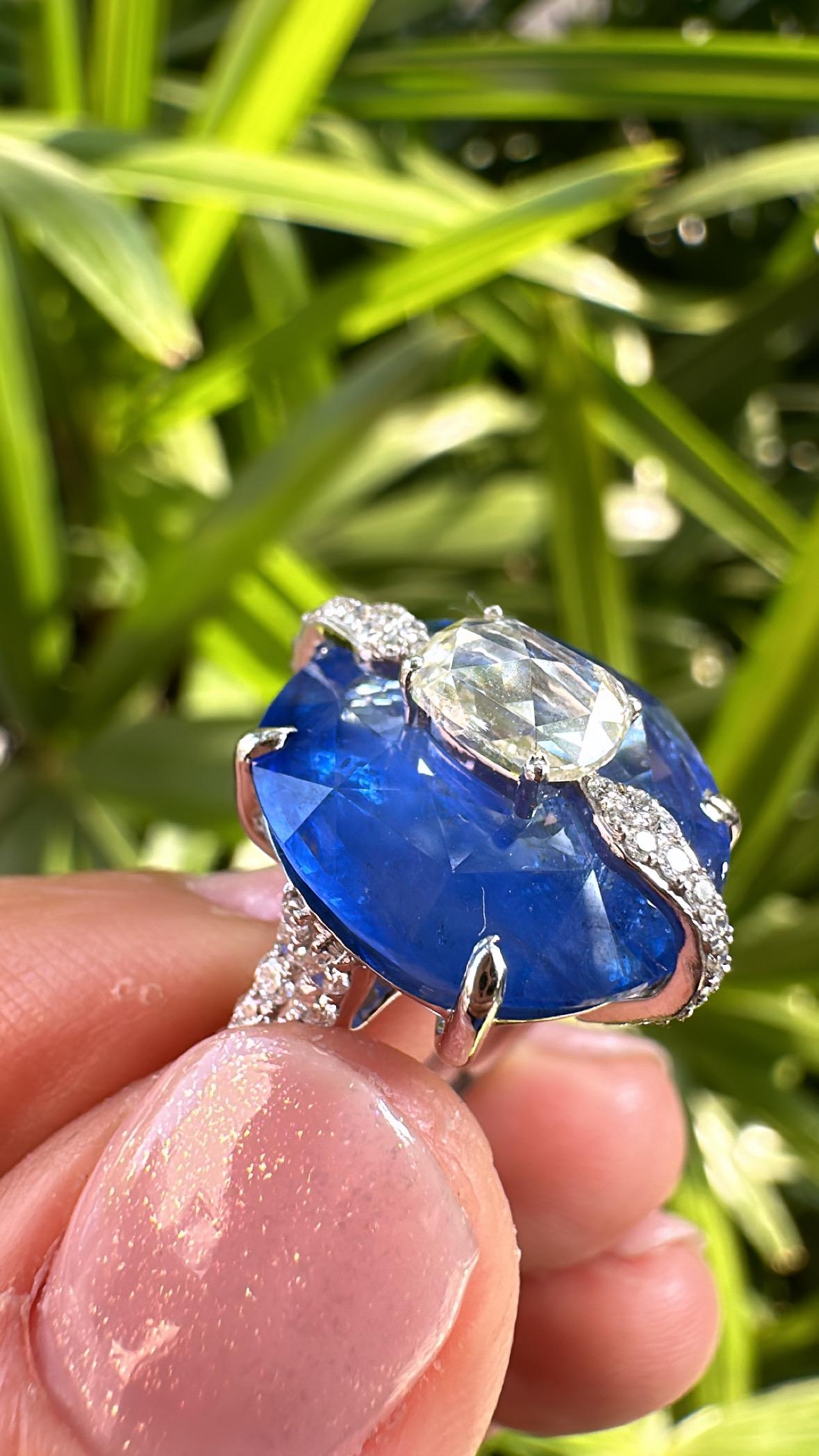 Women's or Men's Set in 18K Gold, 13.38 carats, Blue Sapphire & Rose Cut Diamonds Engagement Ring For Sale