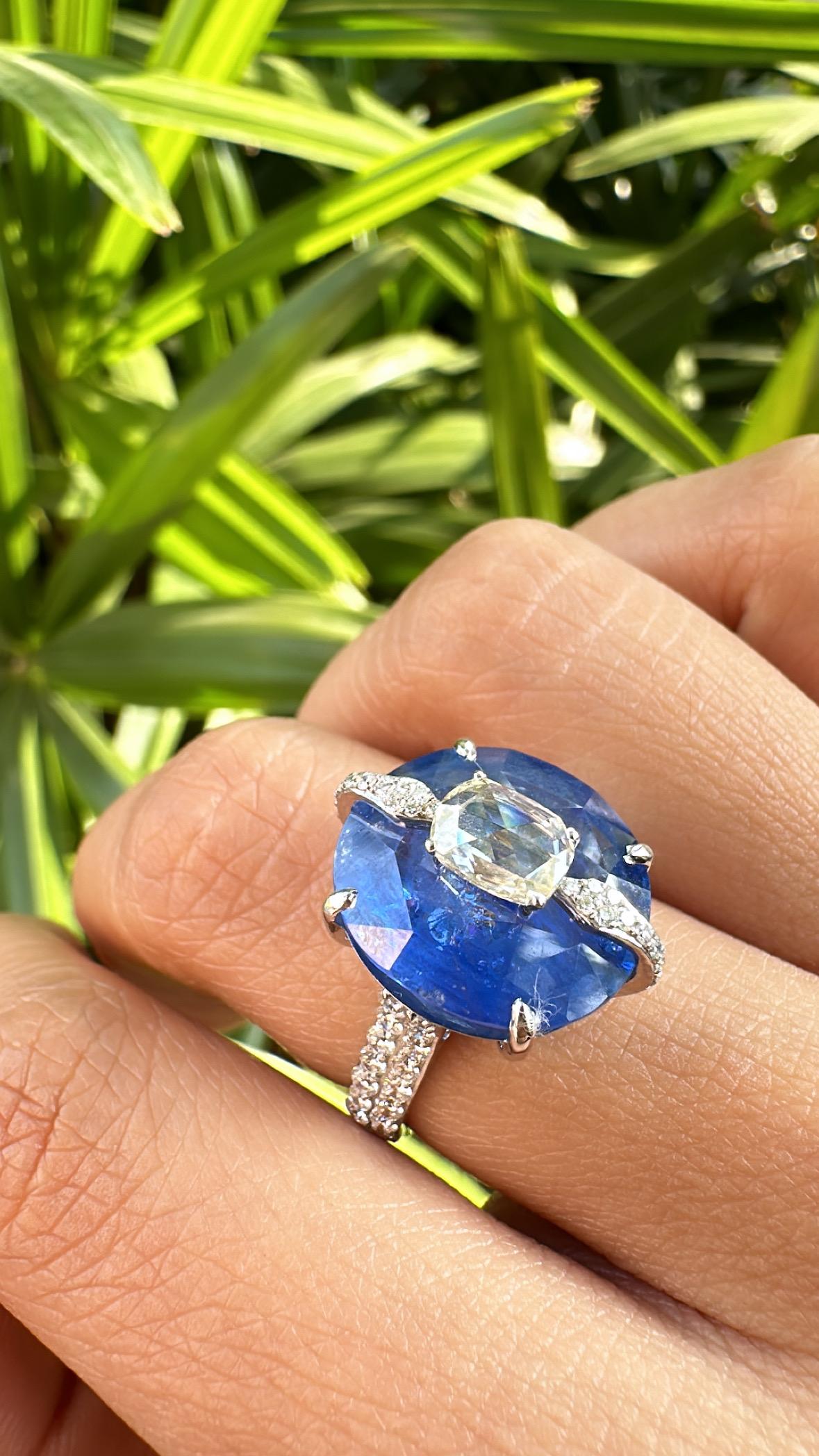 Set in 18K Gold, 13.38 carats, Blue Sapphire & Rose Cut Diamonds Engagement Ring For Sale 1