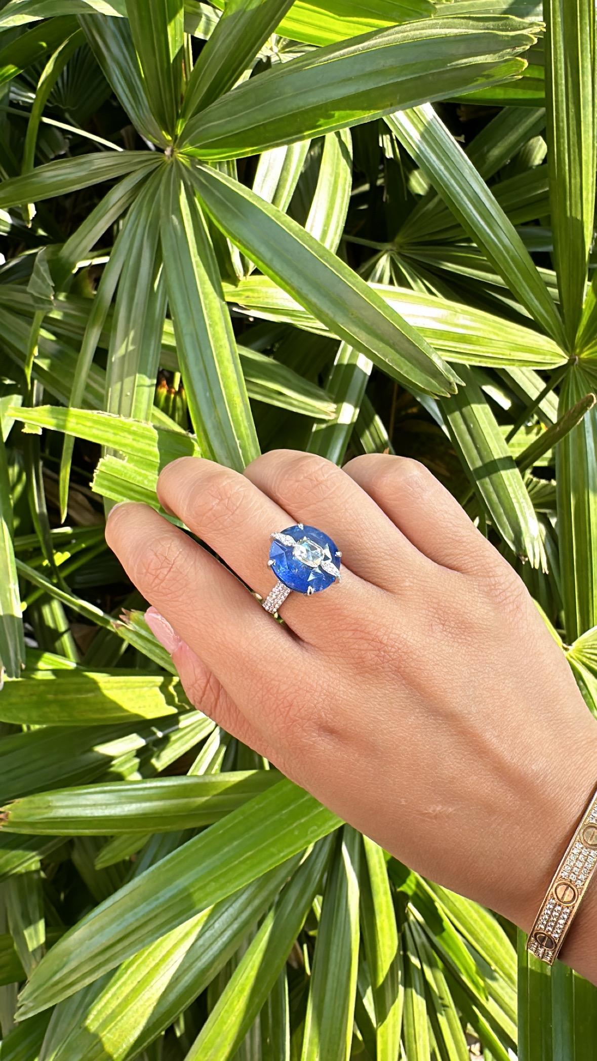 Set in 18K Gold, 13.38 carats, Blue Sapphire & Rose Cut Diamonds Engagement Ring For Sale 2