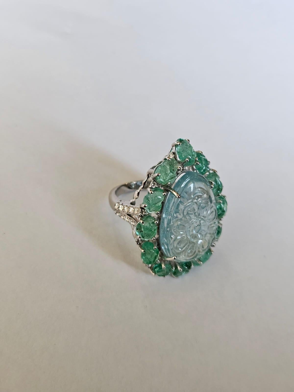 Round Cut Set in 18K Gold, 13.39 carats carved Aquamarine, Emerald & Diamond Cocktail Ring For Sale