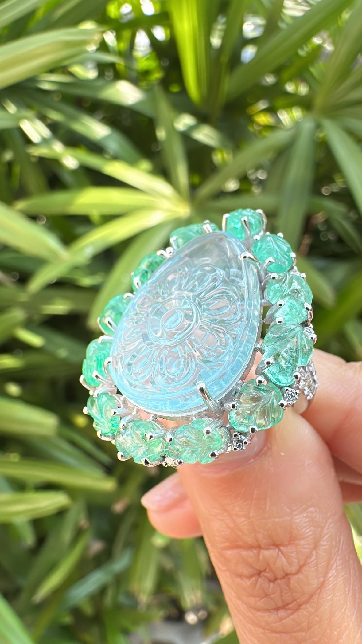 Women's or Men's Set in 18K Gold, 13.39 carats carved Aquamarine, Emerald & Diamond Cocktail Ring For Sale