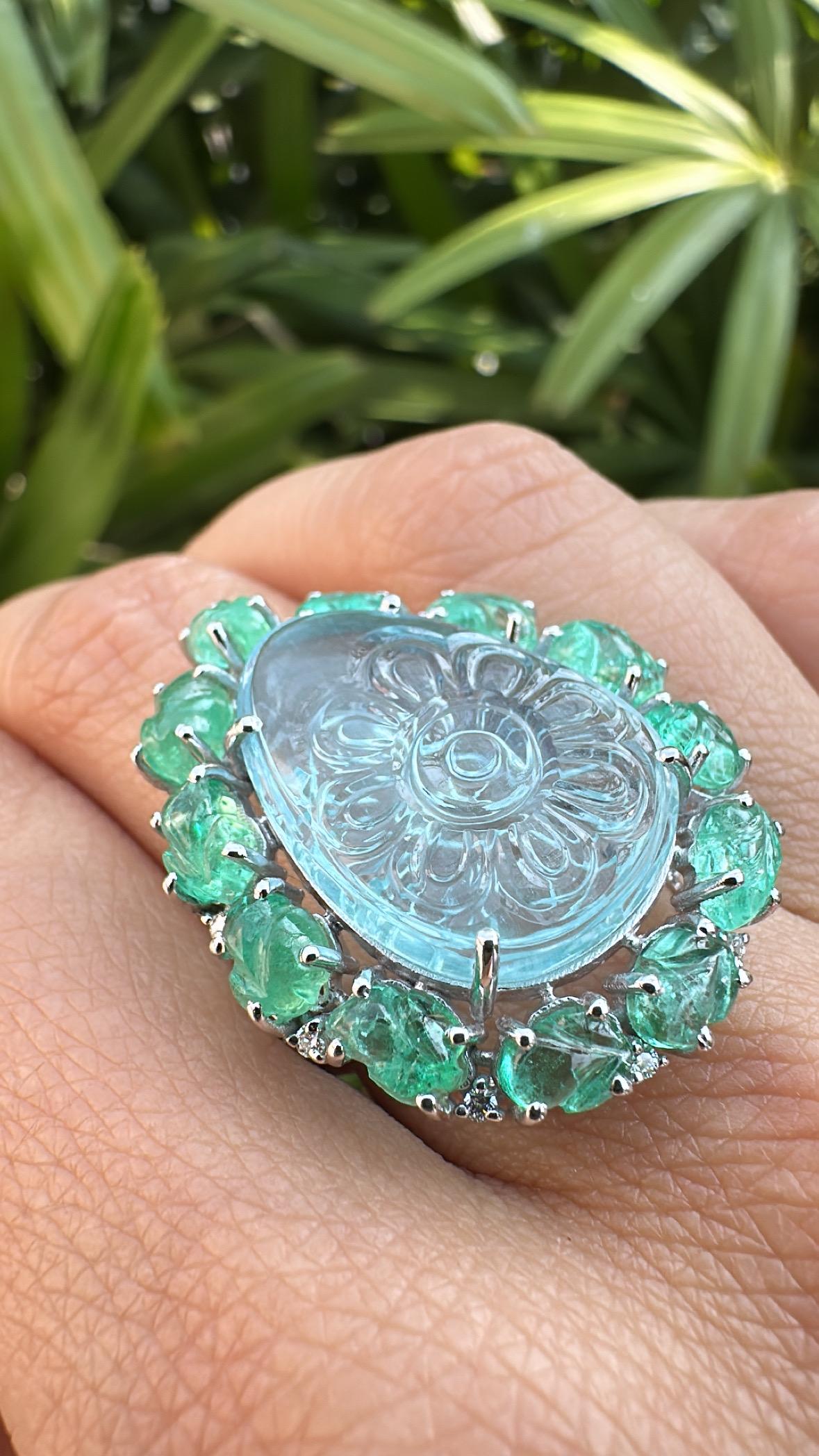 Set in 18K Gold, 13.39 carats carved Aquamarine, Emerald & Diamond Cocktail Ring For Sale 1