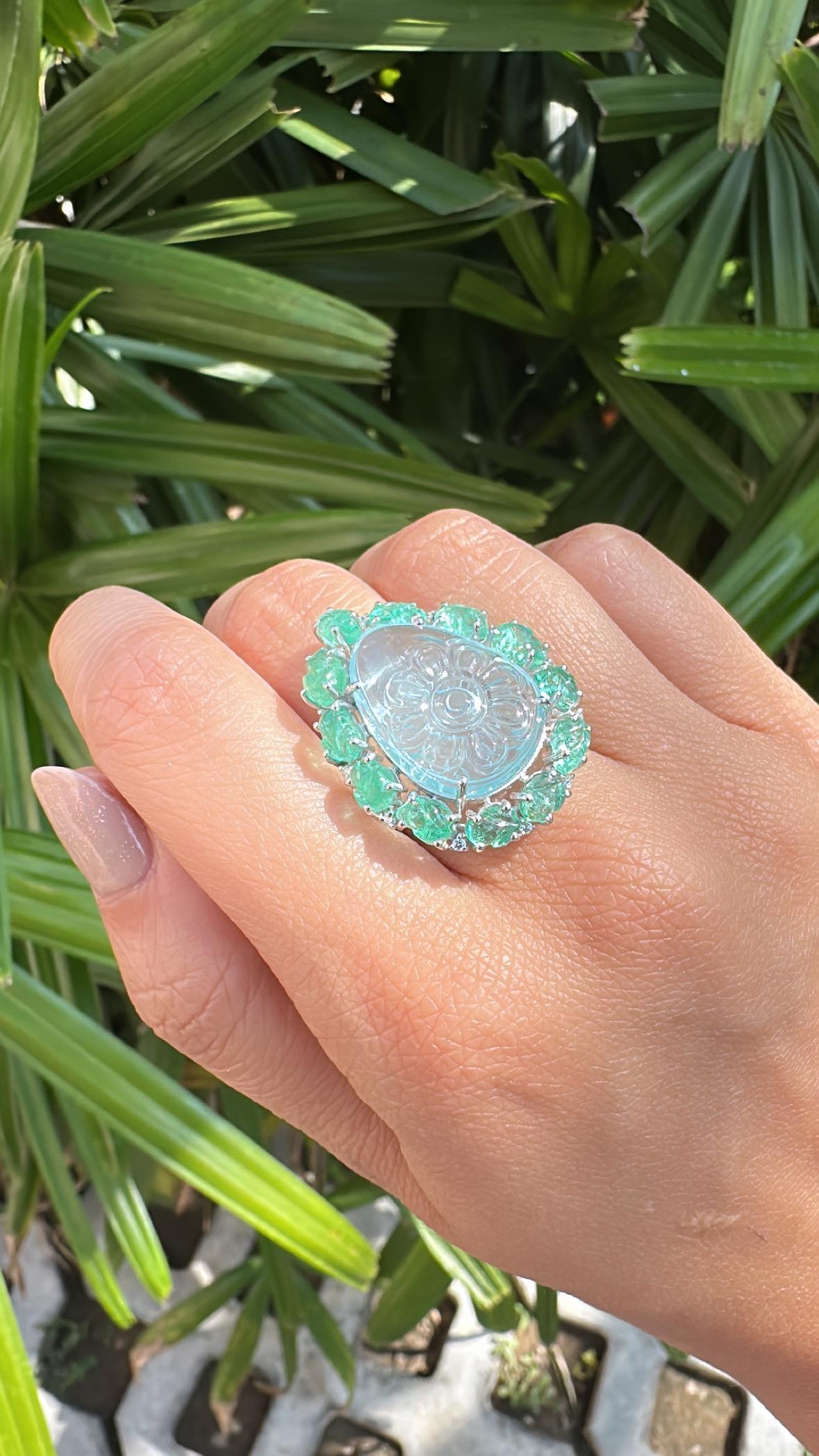 Set in 18K Gold, 13.39 carats carved Aquamarine, Emerald & Diamond Cocktail Ring For Sale 3