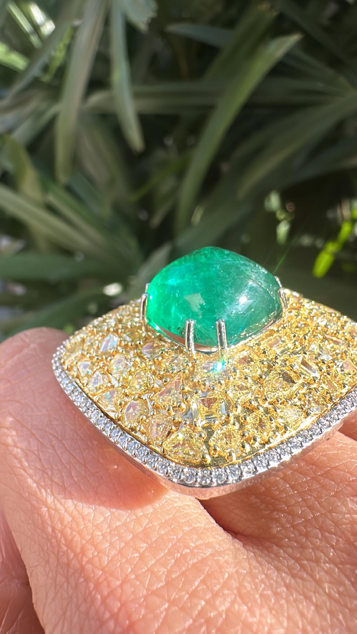 Set in 18K Gold, 13.48 carats, Emerald Sugarloaf & Yellow Diamonds Cocktail Ring en venta 4