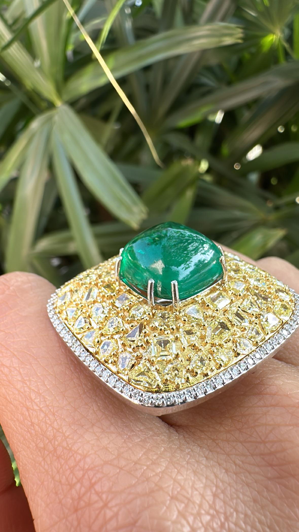 Set in 18K Gold, 13.48 carats, Emerald Sugarloaf & Yellow Diamonds Cocktail Ring en venta 5
