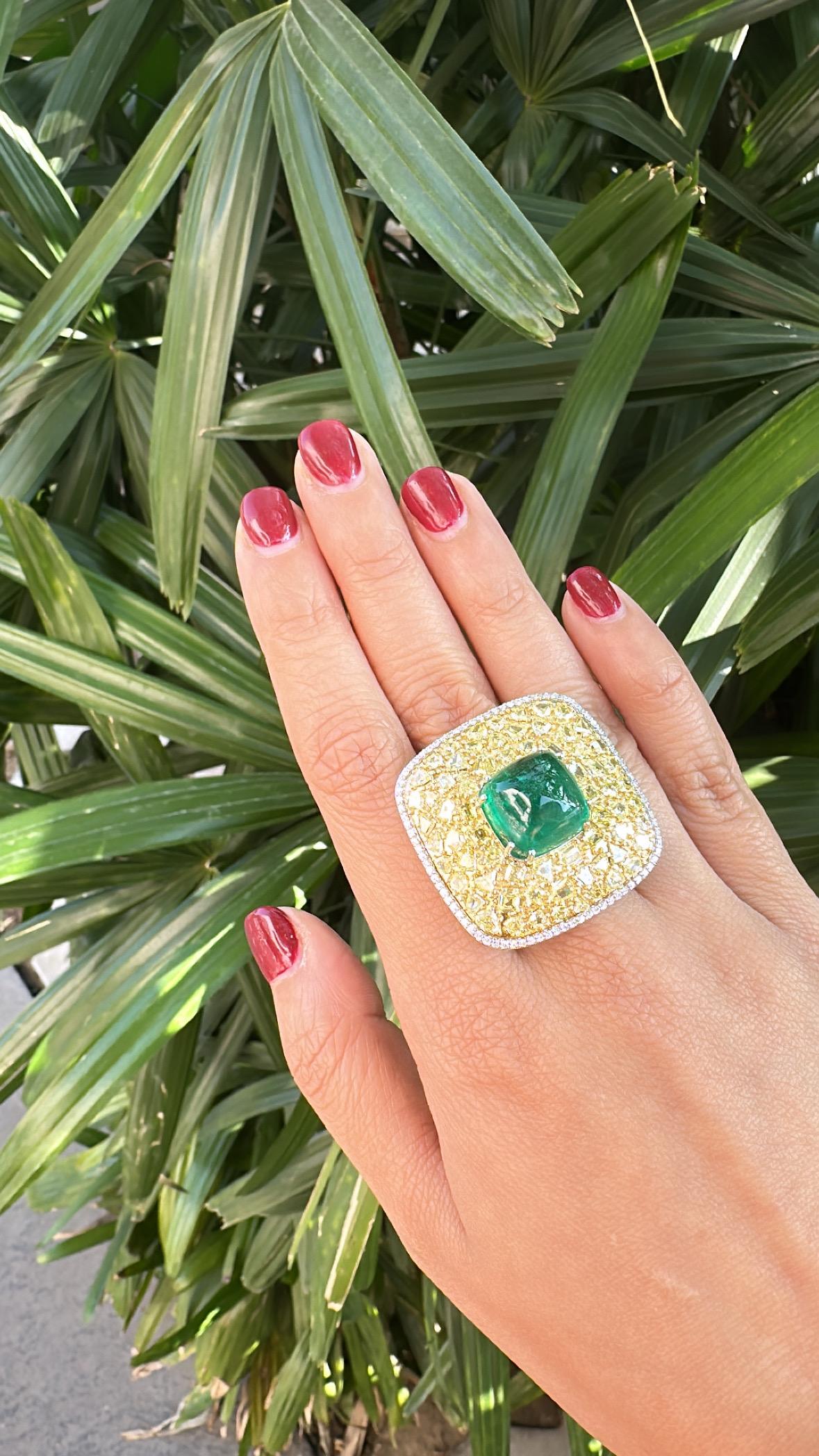 Set in 18K Gold, 13.48 carats, Emerald Sugarloaf & Yellow Diamonds Cocktail Ring en venta 6