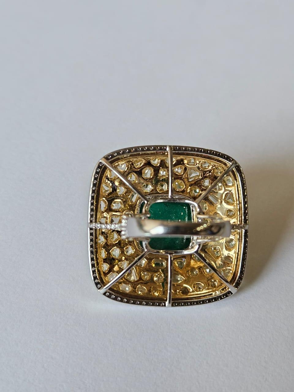 Set in 18K Gold, 13.48 carats, Emerald Sugarloaf & Yellow Diamonds Cocktail Ring Moderno en venta