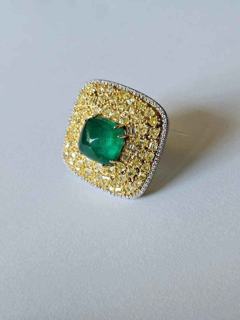 Set in 18K Gold, 13.48 carats, Emerald Sugarloaf & Yellow Diamonds Cocktail Ring Cabujón de pan de azúcar en venta