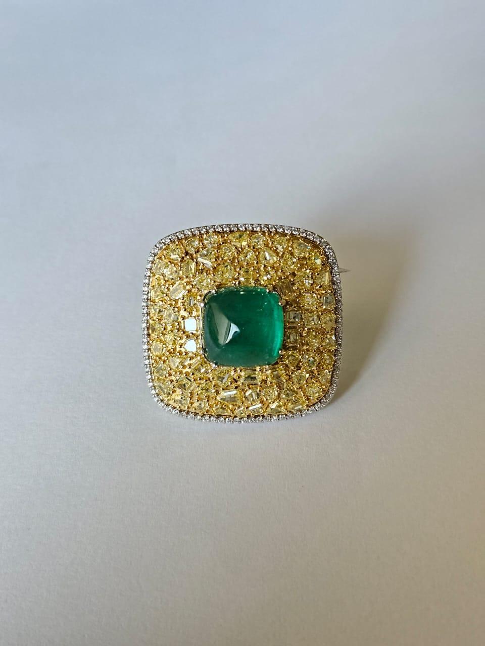Set in 18K Gold, 13.48 carats, Emerald Sugarloaf & Yellow Diamonds Cocktail Ring en Nuevo estado para la venta en Hong Kong, HK