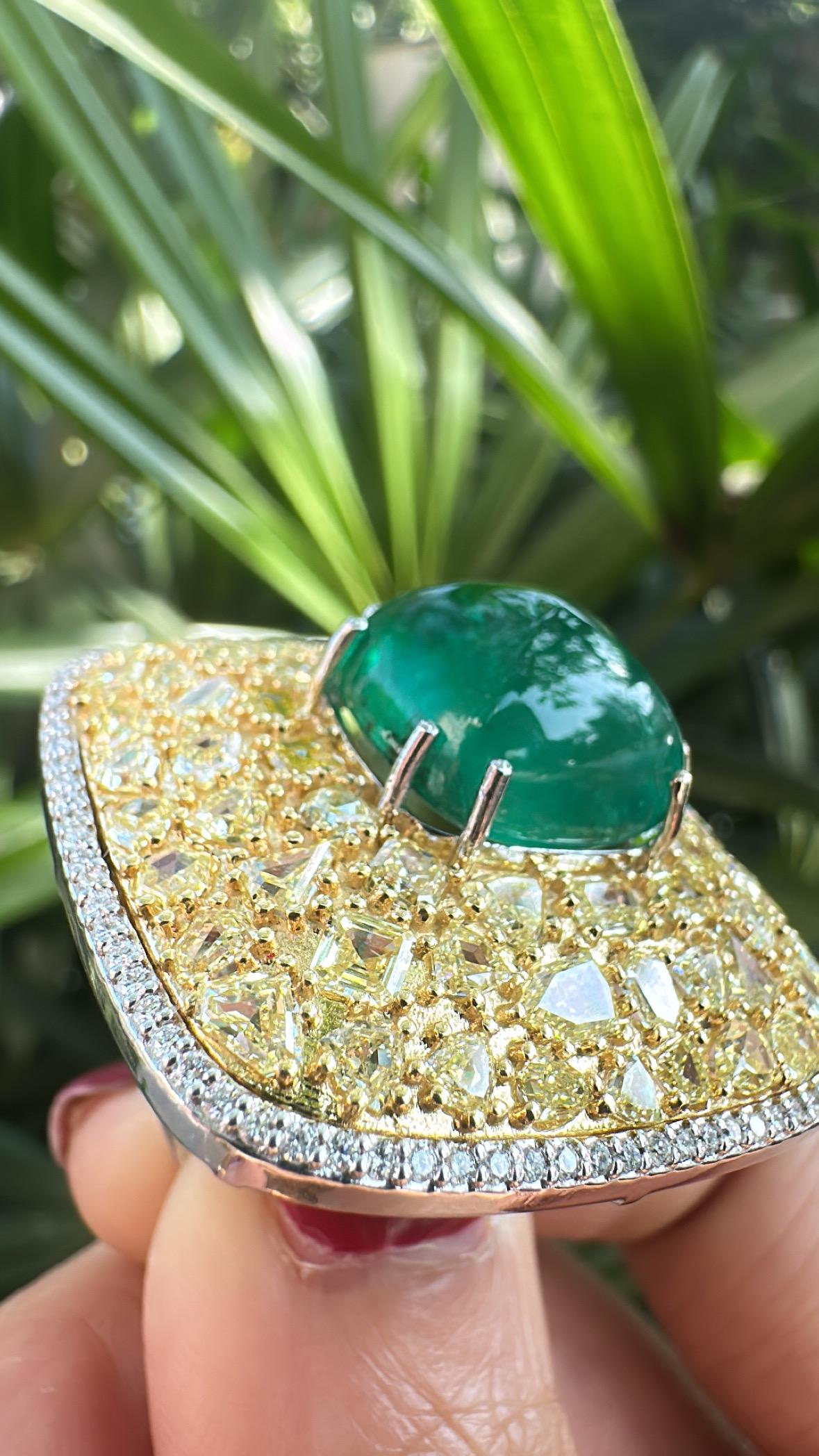 Femenino o masculino Set in 18K Gold, 13.48 carats, Emerald Sugarloaf & Yellow Diamonds Cocktail Ring en venta