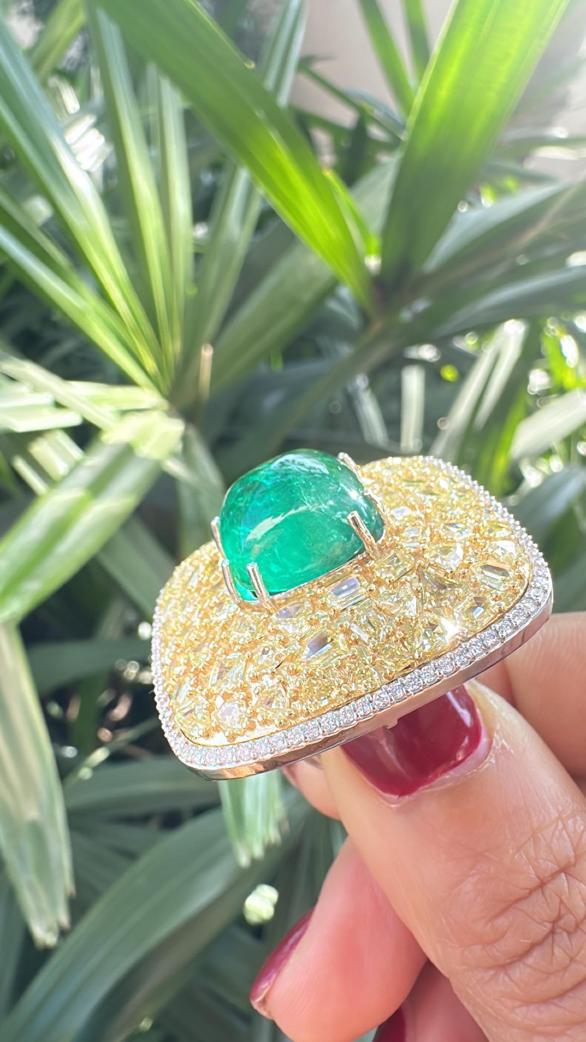 Set in 18K Gold, 13.48 carats, Emerald Sugarloaf & Yellow Diamonds Cocktail Ring en venta 1
