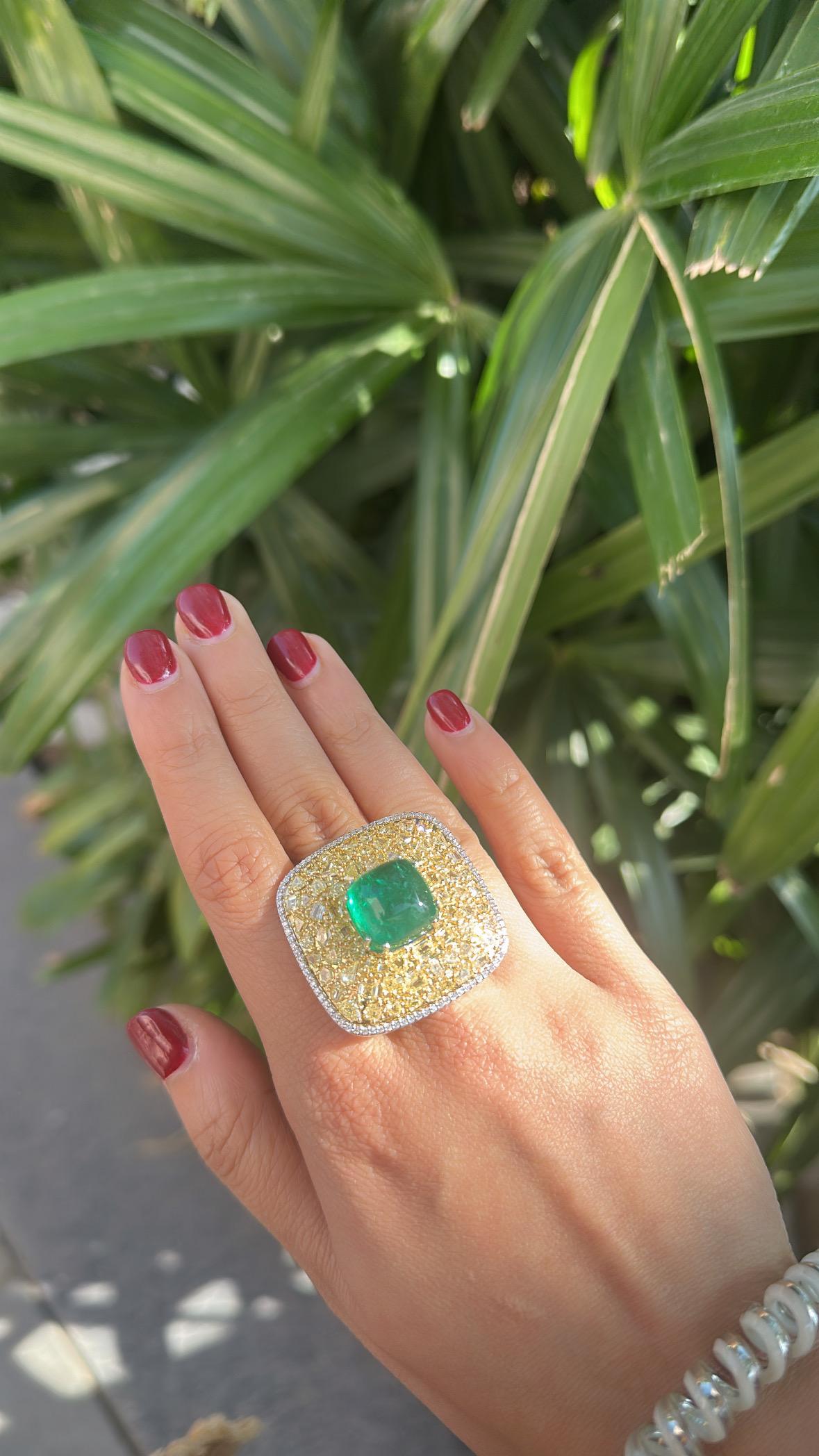 Set in 18K Gold, 13.48 carats, Emerald Sugarloaf & Yellow Diamonds Cocktail Ring en venta 2