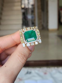 Anello di fidanzamento con smeraldo dello Zambia e diamanti gialli in oro 18 carati, 13,56 carati
