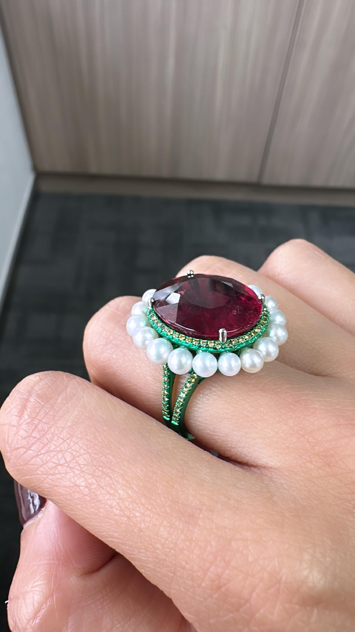 Set in 18K Gold, 13.61 carats, Tourmaline, Pearl & Diamonds Engagement Ring For Sale 2