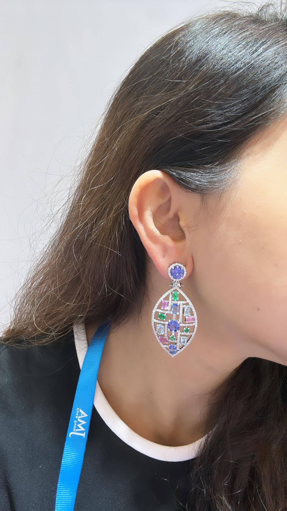 Set in 18K Gold, 13.89 carats, Multi Sapphires & Diamonds Chandelier Earrings In New Condition For Sale In Hong Kong, HK