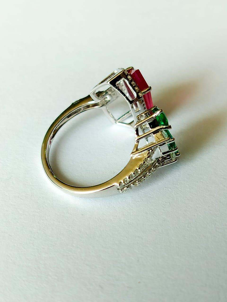 Set in 18K Gold, 1.41 carats natural Ruby, Emerald & Diamonds Engagement Ring In New Condition For Sale In Hong Kong, HK
