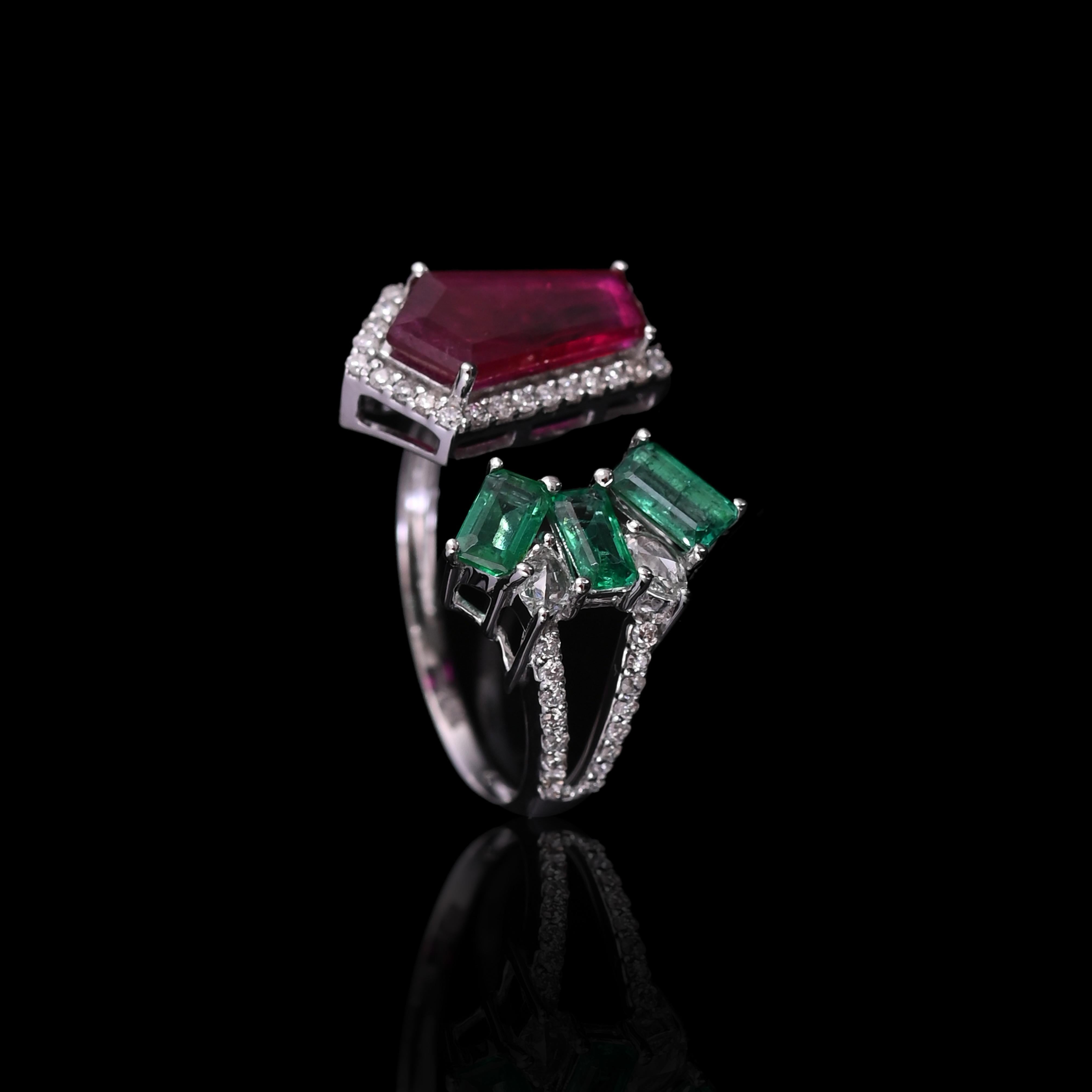 Set in 18K Gold, 1.41 carats natural Ruby, Emerald & Diamonds Engagement Ring For Sale 1