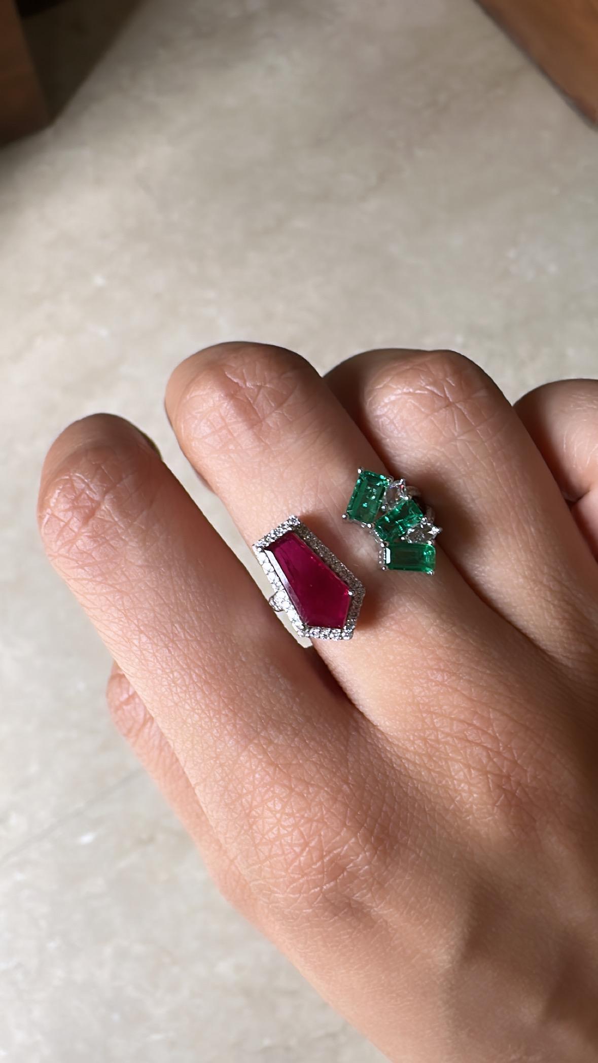 Set in 18K Gold, 1.41 carats natural Ruby, Emerald & Diamonds Engagement Ring For Sale 3