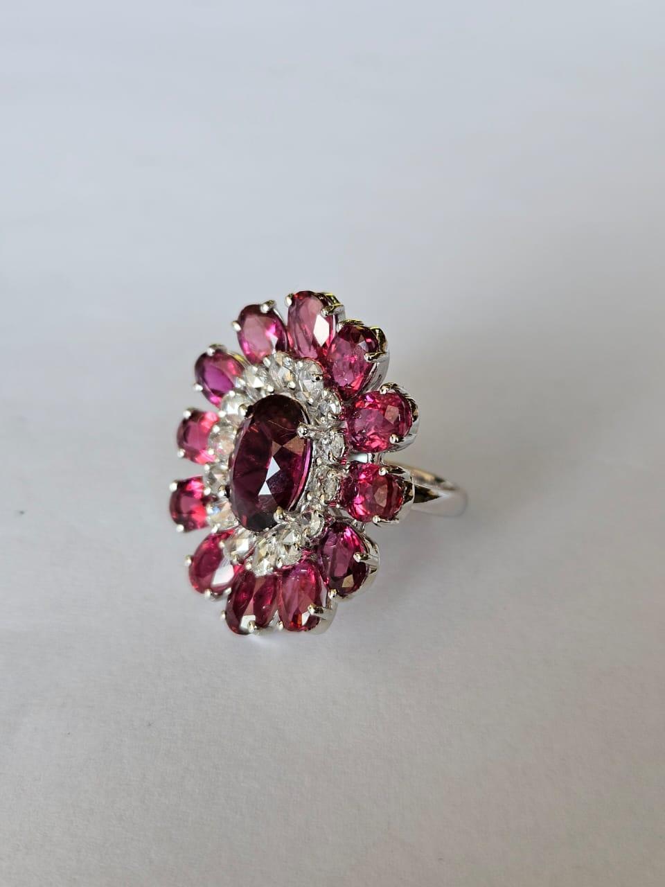 Set in 18K Gold, 14.42 carats Rubellite & Rose Cut Diamonds Cocktail Ring In New Condition For Sale In Hong Kong, HK