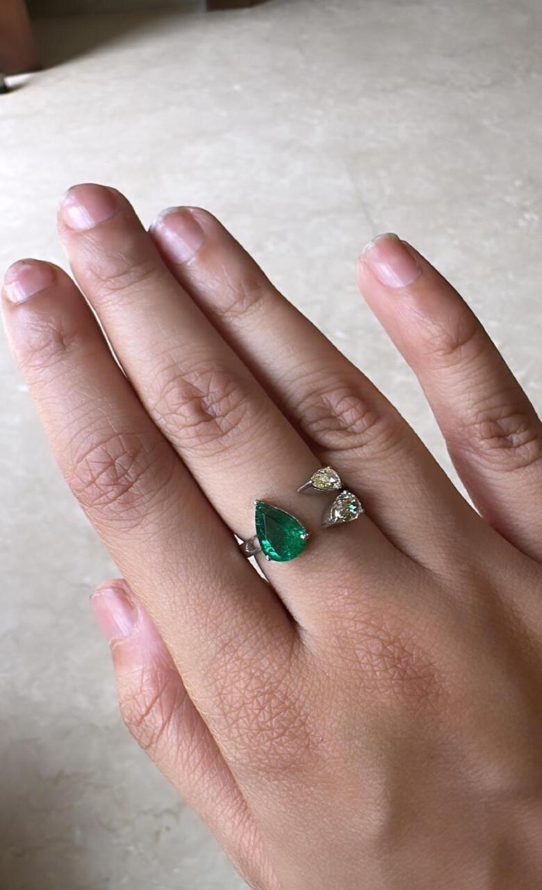 Women's Set in 18K Gold, 1.46 carats, natural Zambian Emerald & Diamond Engagement Ring  For Sale