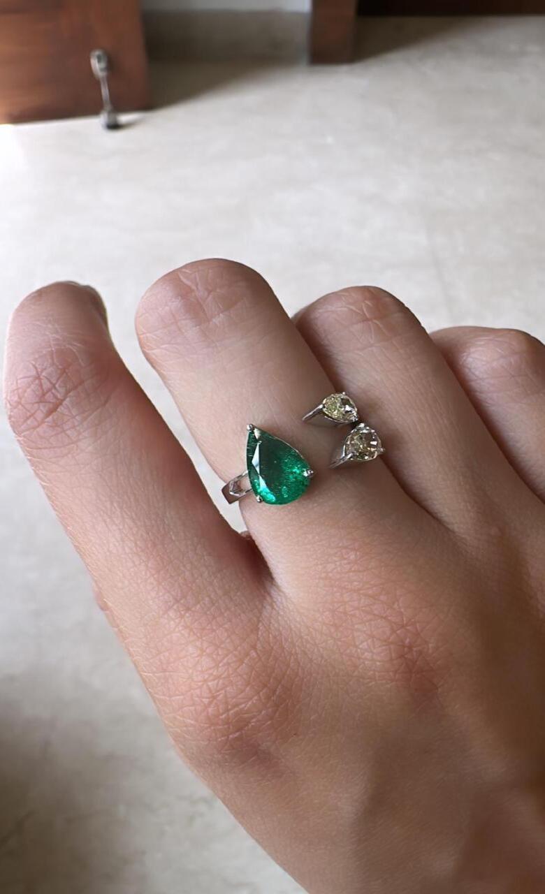 Set in 18K Gold, 1.46 carats, natural Zambian Emerald & Diamond Engagement Ring  For Sale 1