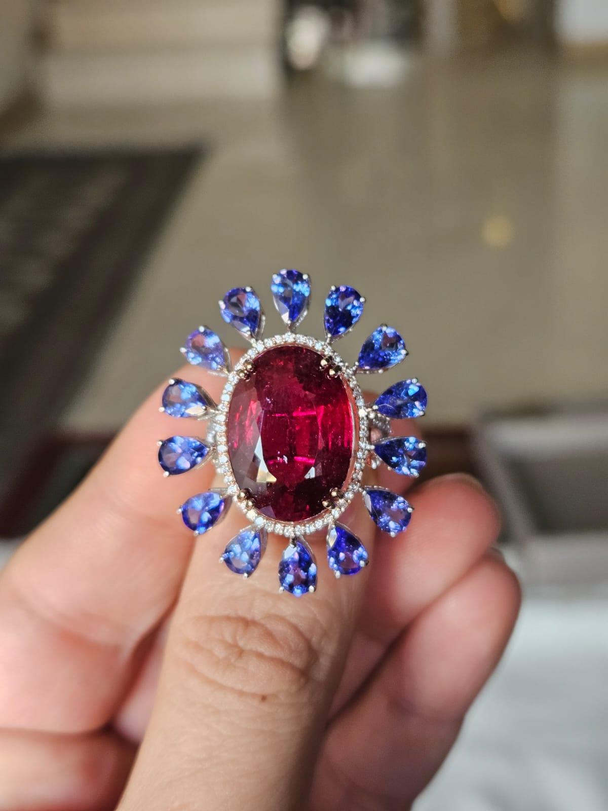 Très belle bague de fiançailles de style moderne en or blanc 18 carats et diamants naturels, composée de rubellite et de tanzanite. Le poids de la Rubellite est de 14.88 carats. Le poids des tanzanites est de 6.09 carats. Les tanzanites proviennent