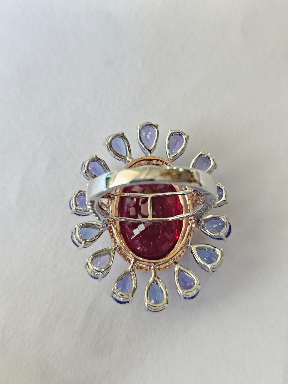 Moderne Bague de fiançailles en or 18 carats, 14,88 carats, Rubellite, Tanzanites et Diamants en vente