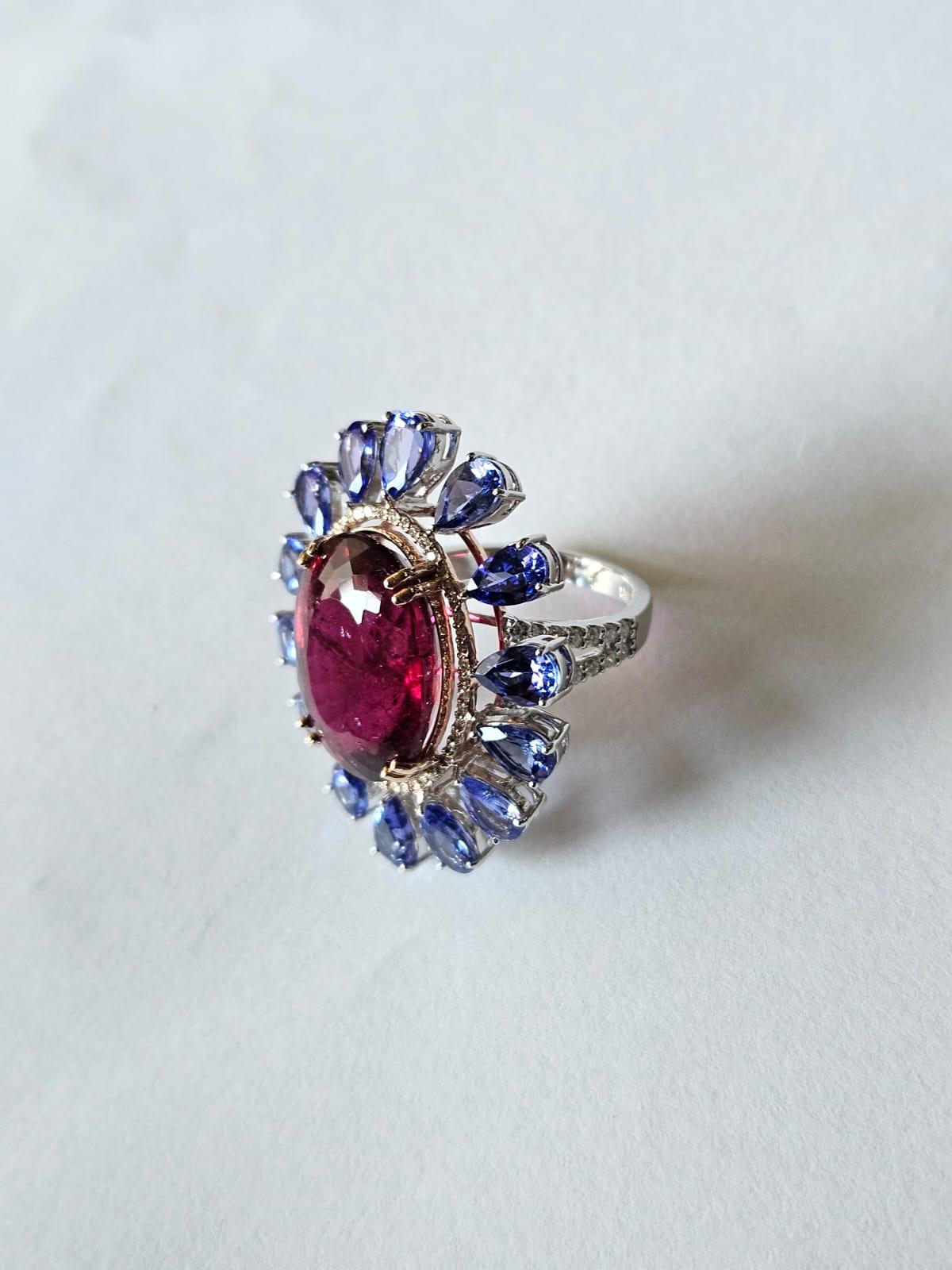 Taille poire Bague de fiançailles en or 18 carats, 14,88 carats, Rubellite, Tanzanites et Diamants en vente
