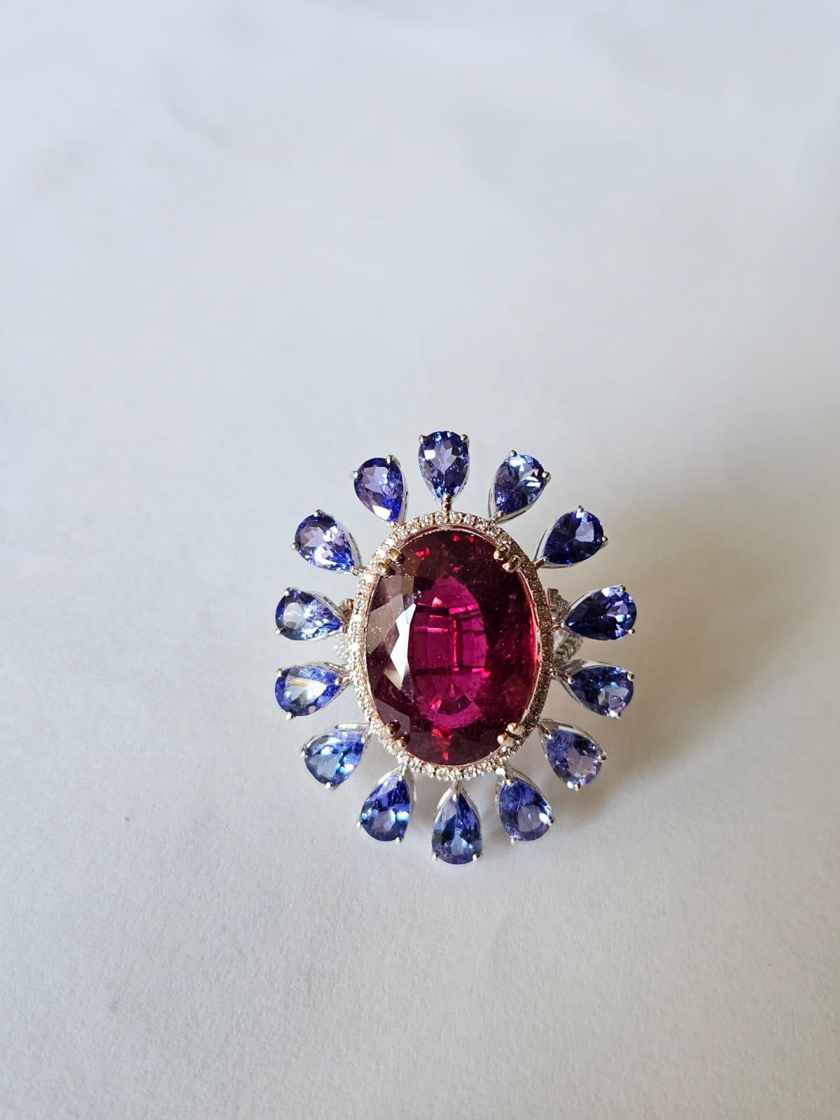 Bague de fiançailles en or 18 carats, 14,88 carats, Rubellite, Tanzanites et Diamants Neuf - En vente à Hong Kong, HK