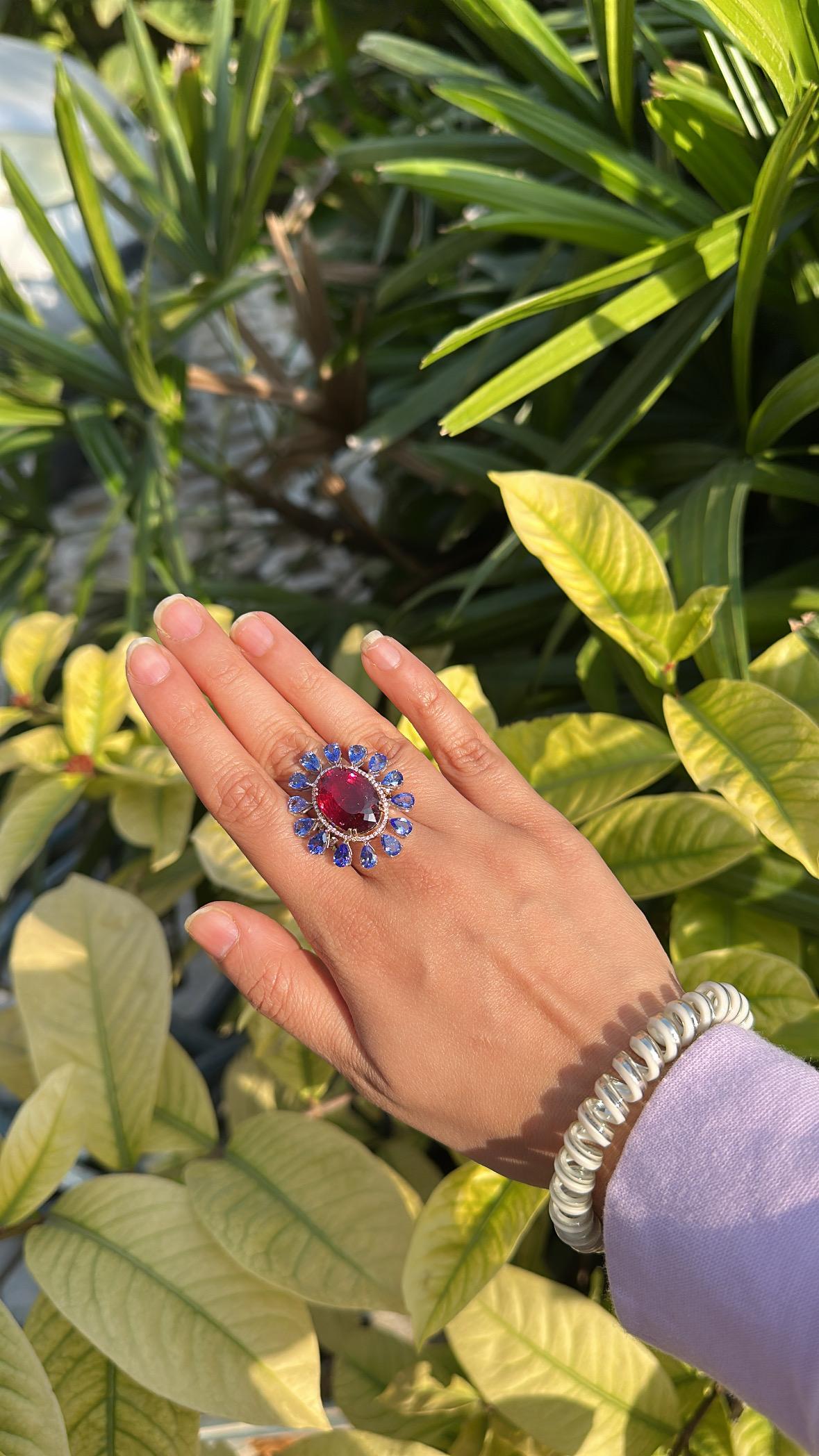 Bague de fiançailles en or 18 carats, 14,88 carats, Rubellite, Tanzanites et Diamants en vente 1