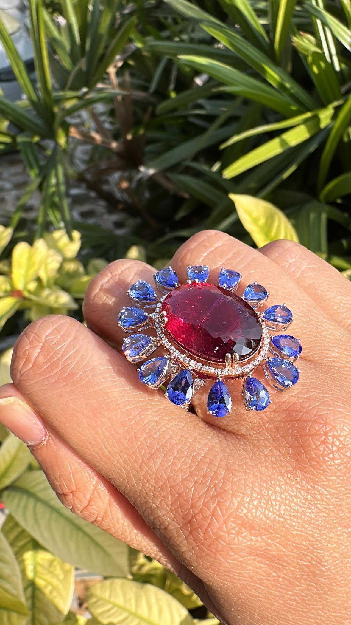Bague de fiançailles en or 18 carats, 14,88 carats, Rubellite, Tanzanites et Diamants en vente 3