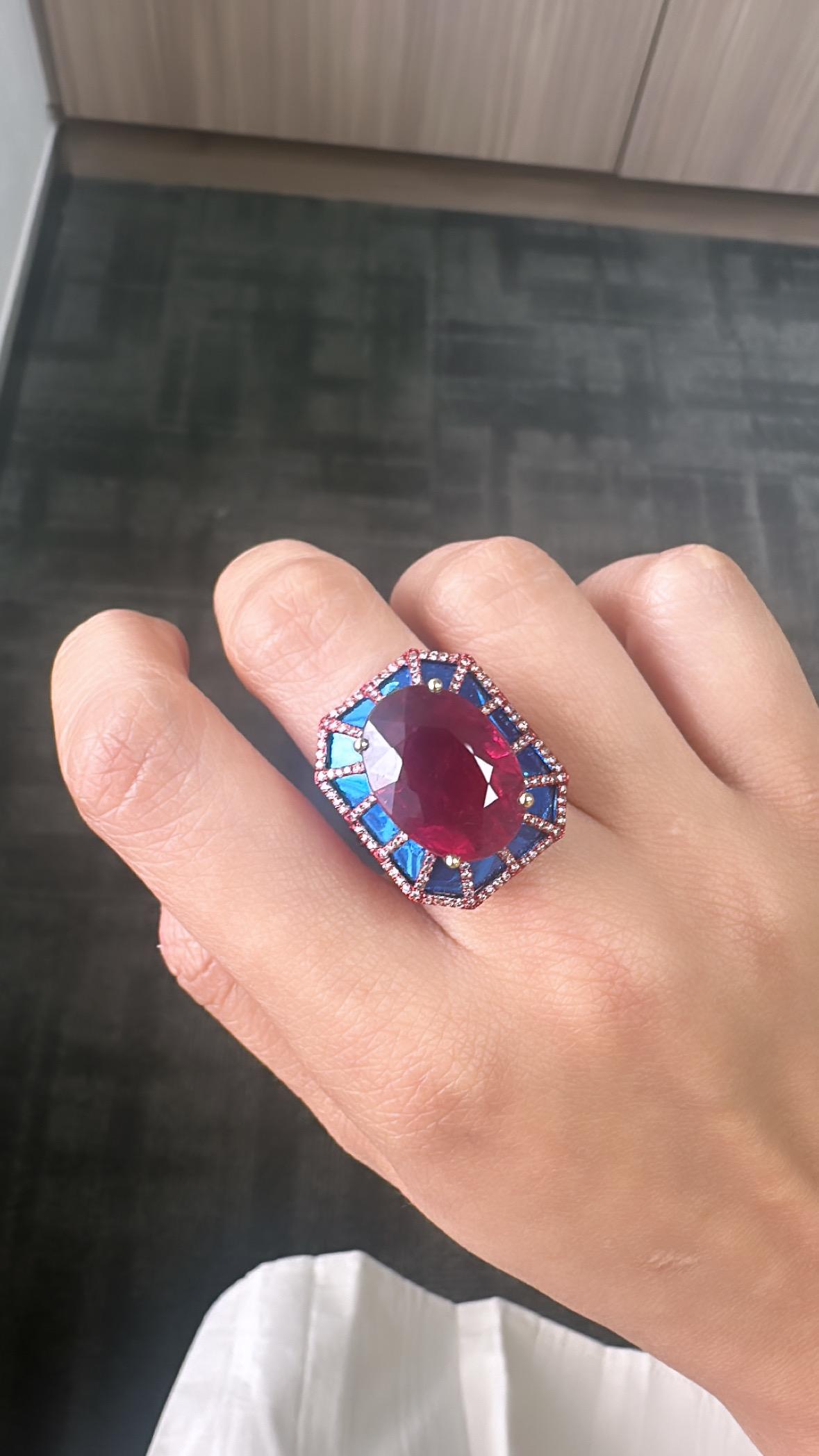 Set in 18K Gold, 15.16 carats Tourmaline,  Blue Ceramic & Diamonds Cocktail Ring For Sale 3