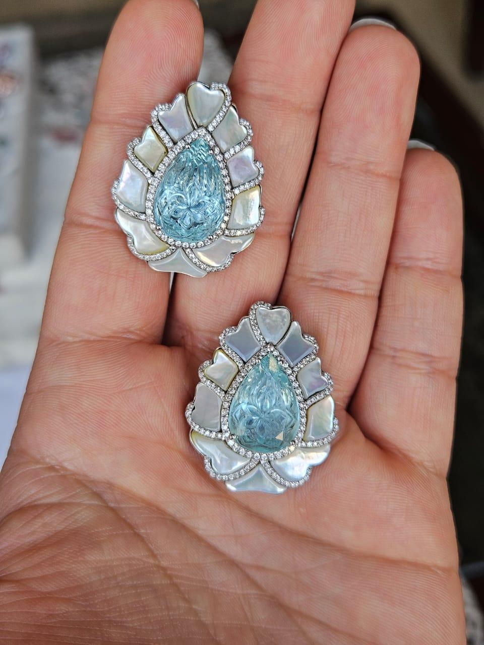 Un bellissimo orecchino in stile moderno con acquamarina e perla, incastonato in oro bianco 18 carati e diamanti naturali. Il peso delle acquemarine intagliate è di 15,32 carati. Il peso delle perle è di 9,99 carati. Il peso dei diamanti è di 1,14