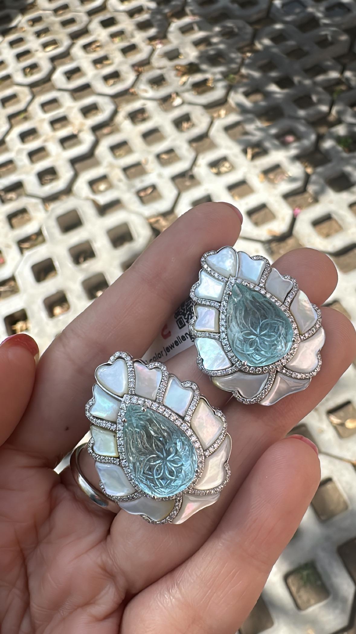 Taglio rotondo Orecchino in oro 18 carati, 15,32 carati, Acquamarine scolpite, Perle e Diamanti in vendita