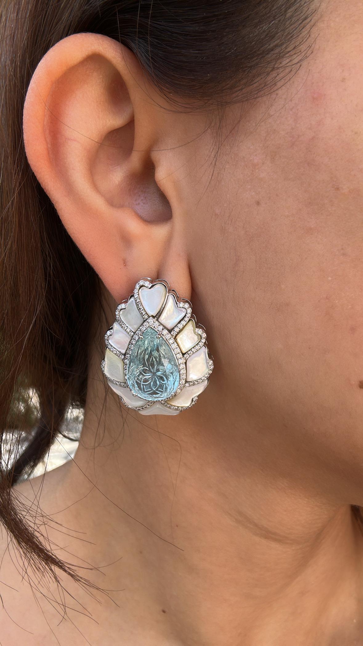 Orecchino in oro 18 carati, 15,32 carati, Acquamarine scolpite, Perle e Diamanti in vendita 1