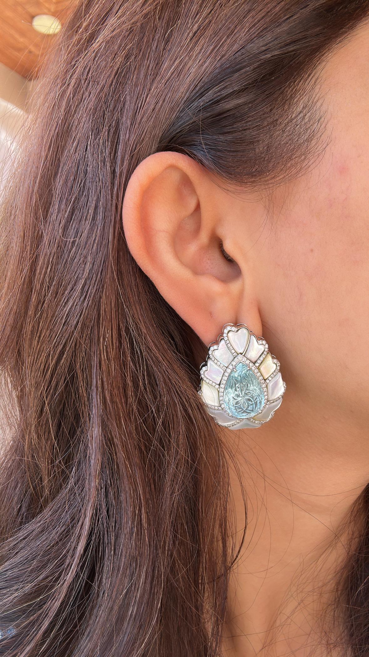 Orecchino in oro 18 carati, 15,32 carati, Acquamarine scolpite, Perle e Diamanti in vendita 3