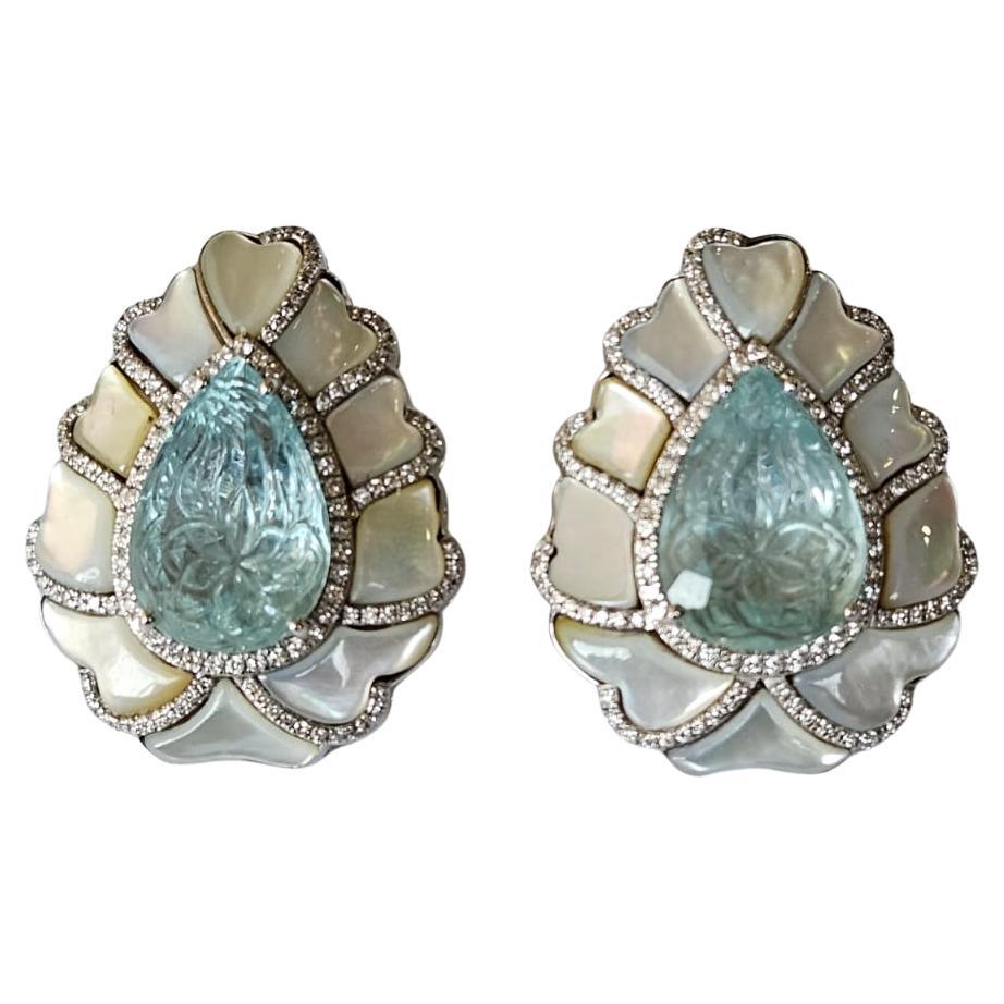 Orecchino in oro 18 carati, 15,32 carati, Acquamarine scolpite, Perle e Diamanti in vendita